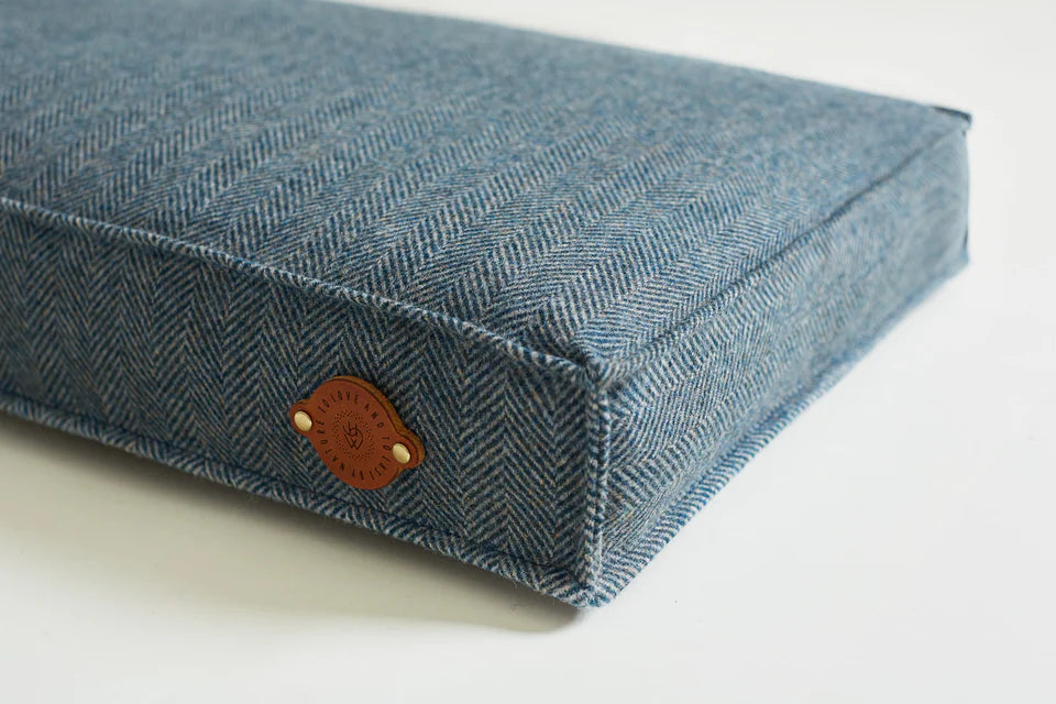 DOG BED TWEED BUGLE - Medium