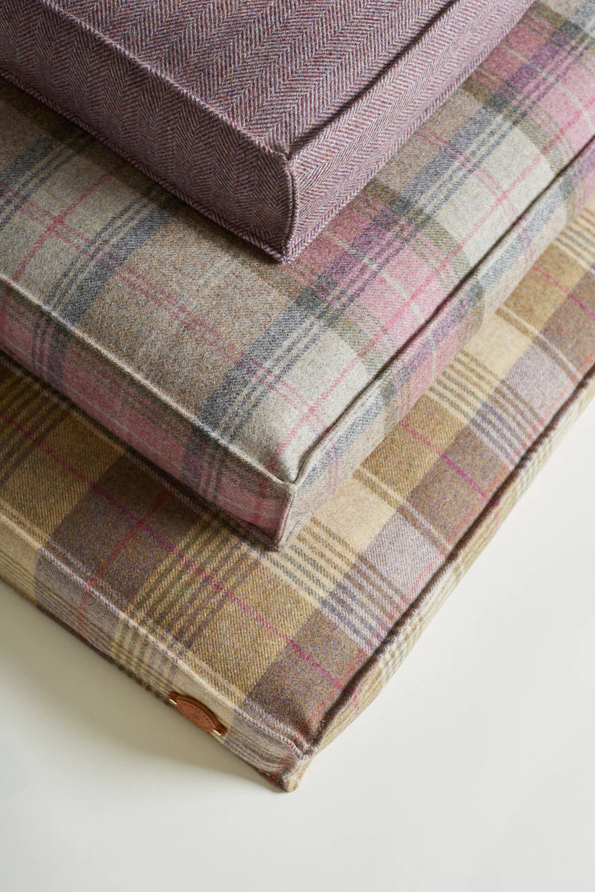 Dog Bed Tweed Blackberry - LARGE