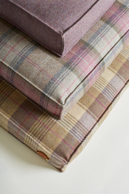 Dog Bed Tweed Blackberry - LARGE