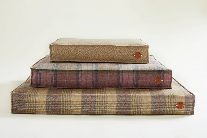 Dog Bed Tweed Blackberry - LARGE